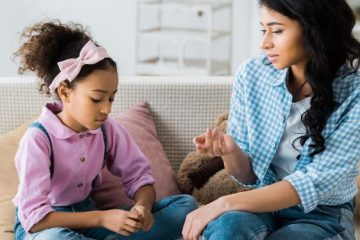 مادر و دختر در حال صحبت‌کردن