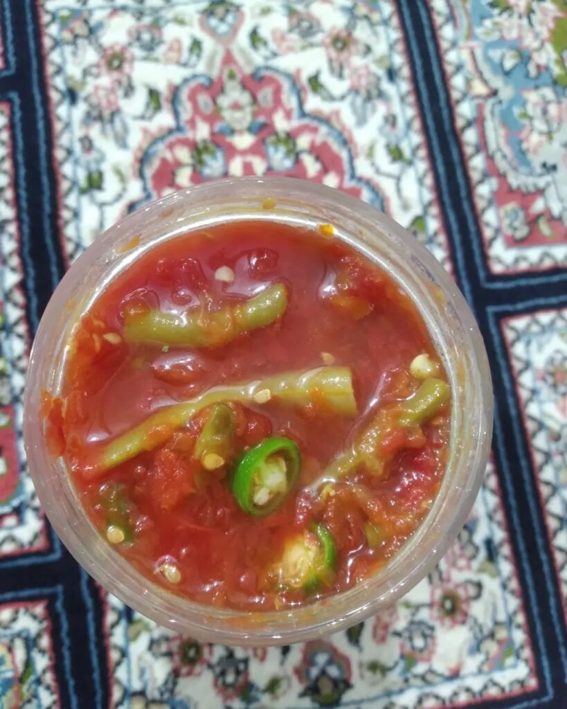 نحوه تهیه ترشی لوبیا سبز با گوجه فرنگی رنده شده خوشمزه و خوشرنگ 4 1699895182 634 نحوه تهیه ترشی لوبیا سبز با گوجه فرنگی رنده شده