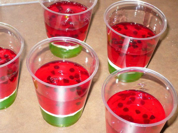 نحوه تهیه ژله شب یلدا لیوانی تازه و چند رنگ با بستنی 2 طرز تهیه ژله شب یلدا لیوانی