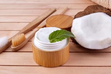 نارگیل و روغن آن از مواد اولیه ساخت خمیر دندان خانگی