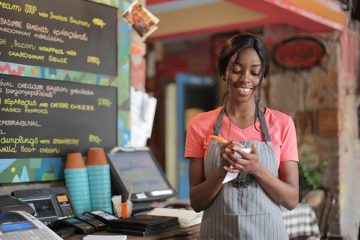 عشق در کسب و کار؛ زنی که با لبخند در حال گرفتن سفارش مشتری است