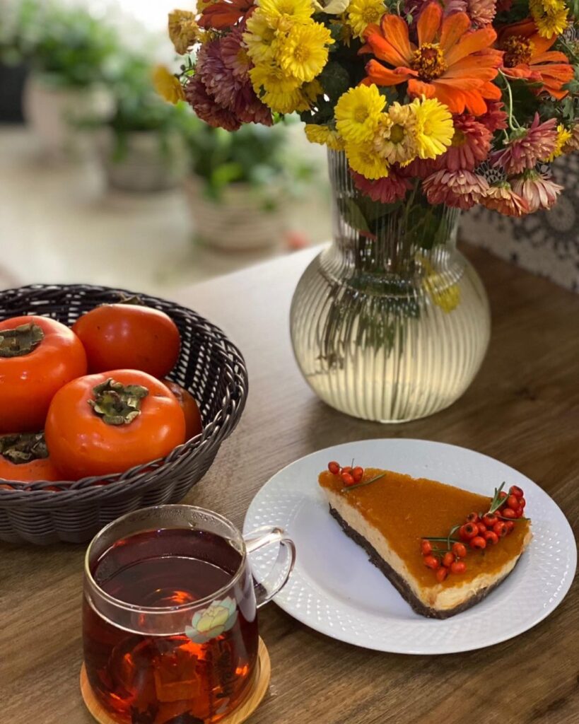 نحوه تهیه چیز کیک خرمالو ساده (بدون فر) با بیسکویت پتی بور 4 طرز تهیه چیز کیک خرمالو