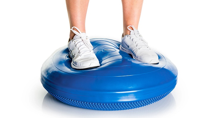 تخته اعتدال چیست و چه مزایایی دارد + ۶ تمرین برای اغاز کار 23 دیسک تعادل یکی از انواع تخته تعادل