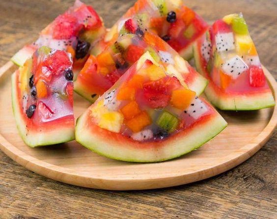 نحوه تهیه ژله میوه ای در پوست هندوانه بدون قالب زیاد ساده و راحت 4 طرز تهیه ژله میوه ای در پوست هندوانه