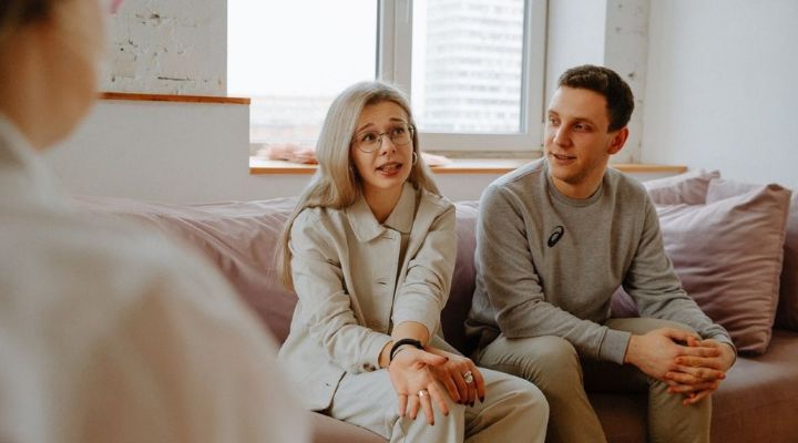 مراجعه به درمانگر برای مقابله با دلبستگی آشفته