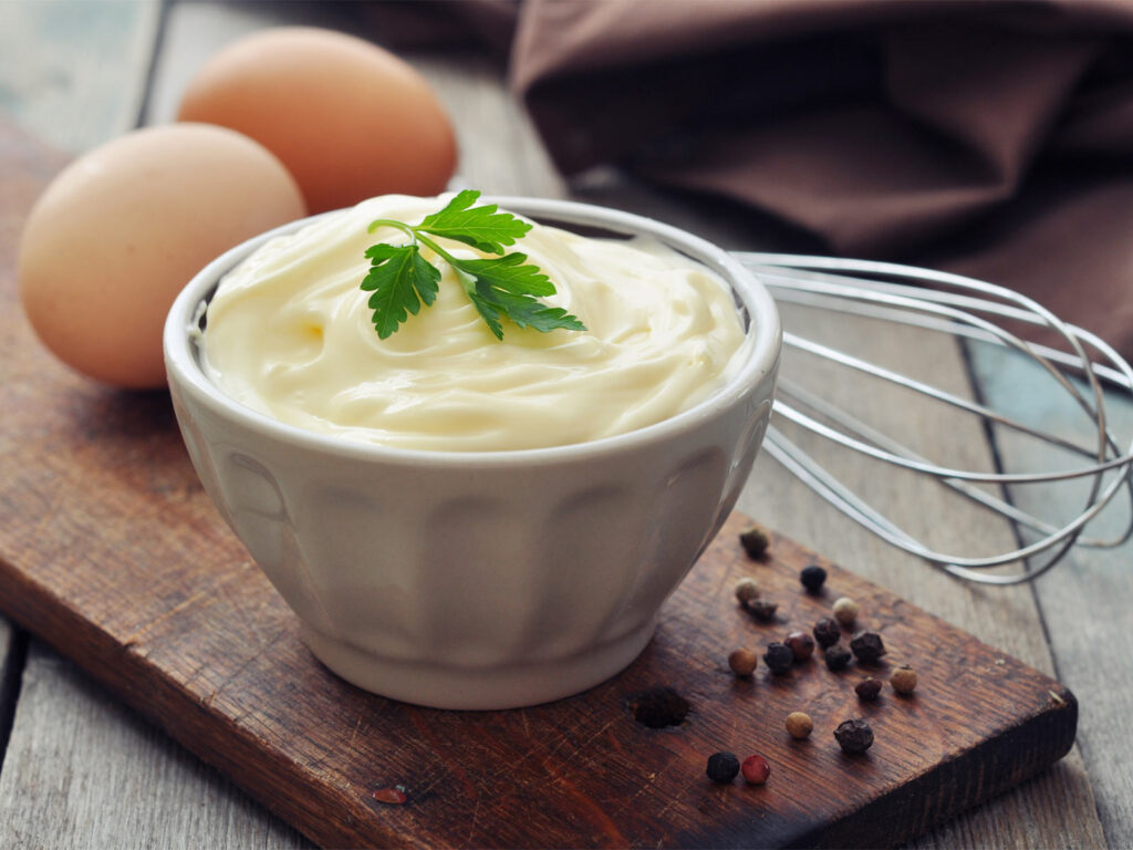 نحوه تهیه سس مایونز بدون تخم مرغ با شیر و سس خردل حرفه ای و سفت 4 طرز تهیه سس مایونز