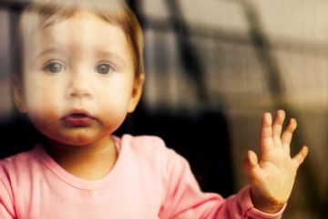 نوزاد پشت شیشه