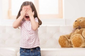 دختری که جلوی چشم‌هایش را گرفته است