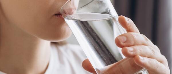 ساده‌ترین راه برای حذف میکروپلاستیک‌ها از آب جوشاندن آن است