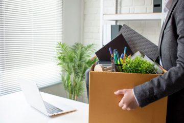 مردی در حال ترک شغلش پس از نوشتن استعفا نامه