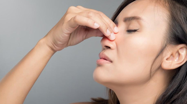 درد و گرفتگی از علائم انحراف بینی