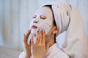 فردی که روی صورتش ماسک شب گذاشته است