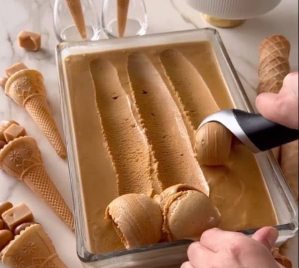 نحوه تهیه بستنی کاراملی با ثعلب و خامه صبحانه همانند بیرون_سلوادور 4 طرز تهیه بستنی کاراملی