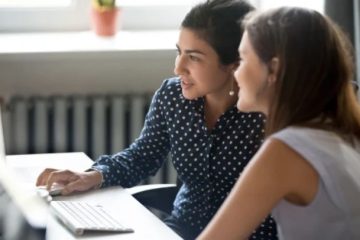 دو همکار در حال کارکردن روی پروژه