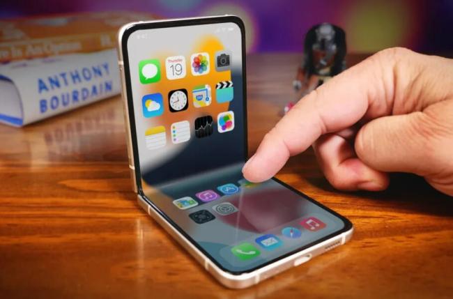 با افشای جزئیات بیشتری از طراحی دستگاه آیفون تاشو احتمالاً این گوشی در سال ۲۰۲۶ عرضه می‌شود