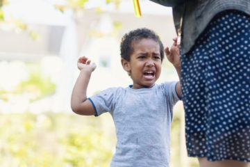 رفتار مناسب با کودکی که کتک می‌زند