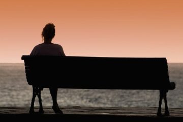 مصرف جبرانی: راهی پیچیده برای شکست دادن تنهایی