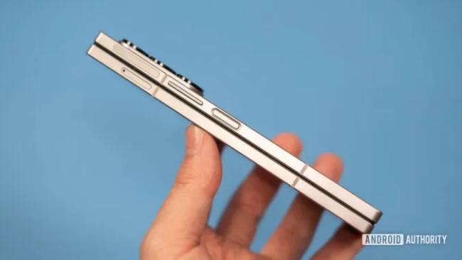 گزارش مشکل پوسته شدن رنگ در گوشی هوشمند گلکسی زد فولد 6 سامسونگ