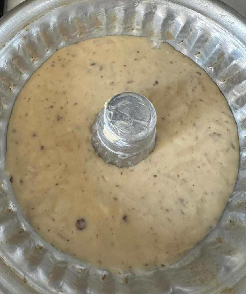 1730782629 989 نحوه تهیه کیک با تکه های شکلات پف دار برای