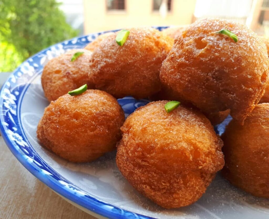 1730927030 11 نحوه تهیه پیراشکی سیب درختی با دارچین و طعمی بی