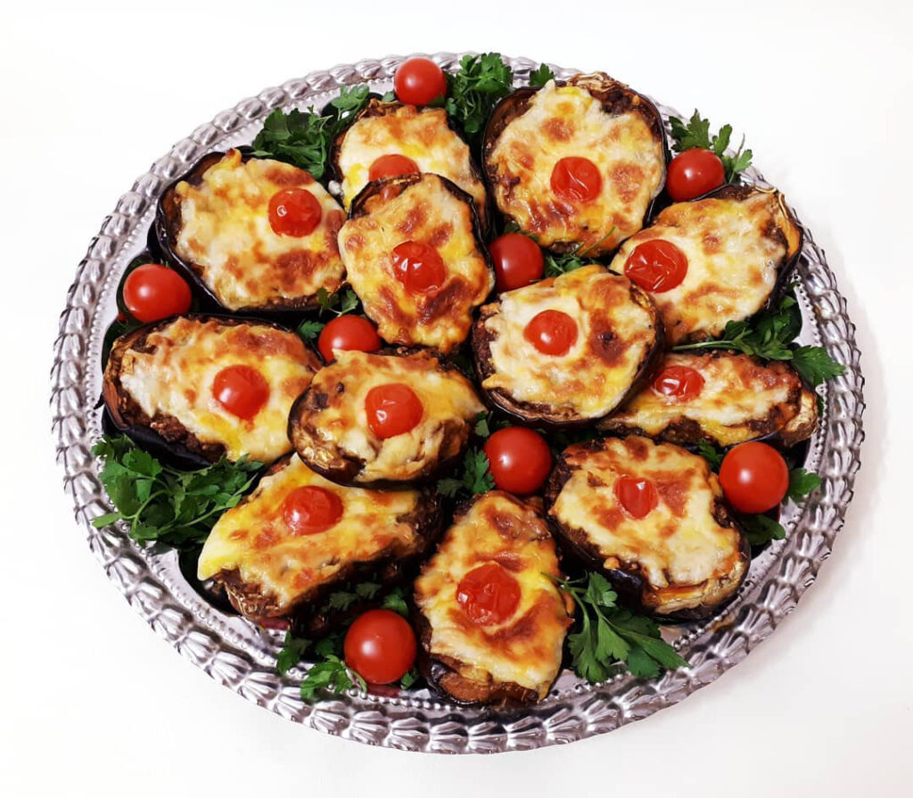 طرز تهیه بادمجان شکم پر با پنیر پیتزا