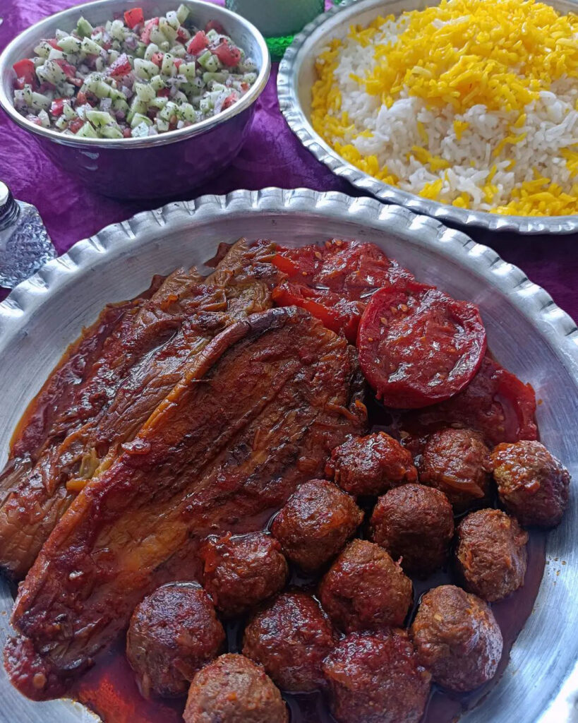 طرز تهیه خوراک بادمجان با گوشت چرخ‌ کرده و گوجه‌فرنگی، غذای خوشمزه و آسان