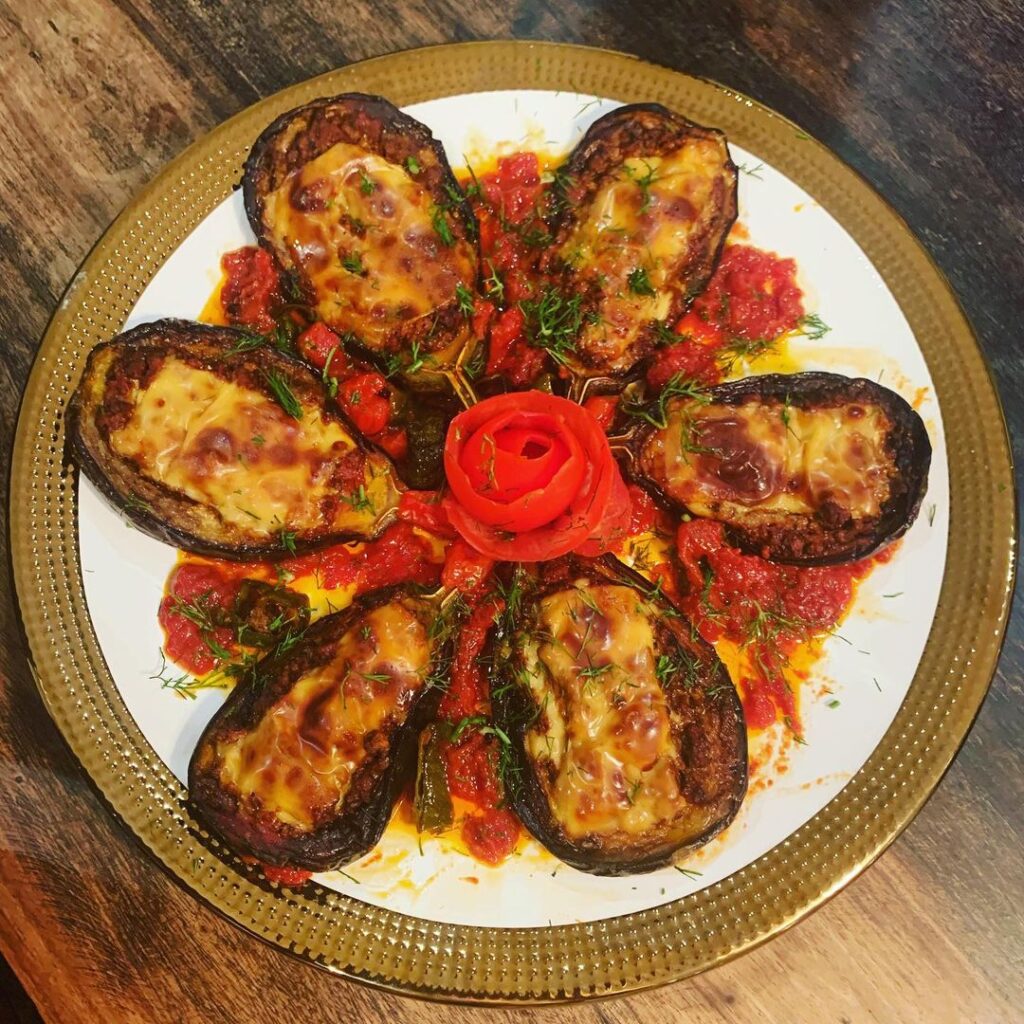 طرز تهیه بادمجان شکم پر با پنیر پیتزا