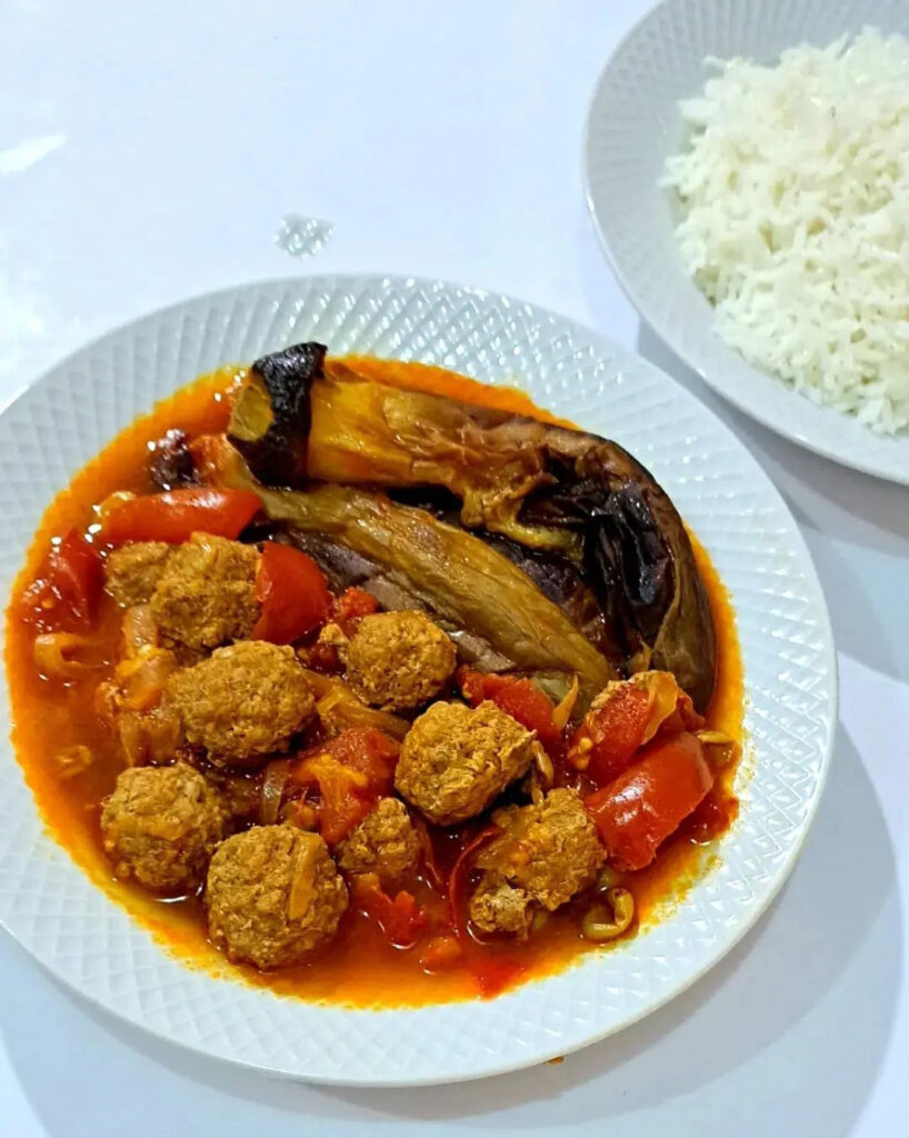 طرز تهیه خوراک بادمجان با گوشت چرخ‌ کرده و گوجه‌فرنگی، غذای خوشمزه و آسان