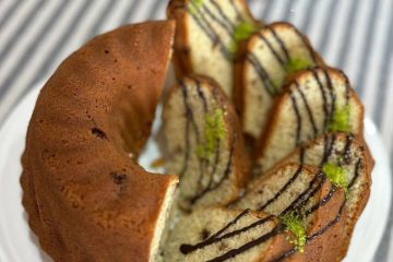 طرز تهیه کیک با تکه های شکلات پف دار برای 8 نفر