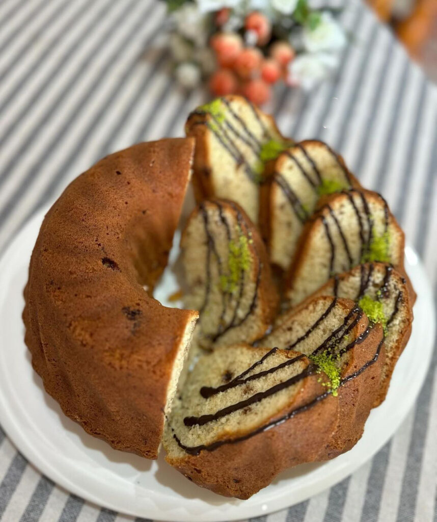 طرز تهیه کیک با تکه های شکلات پف دار برای 8 نفر