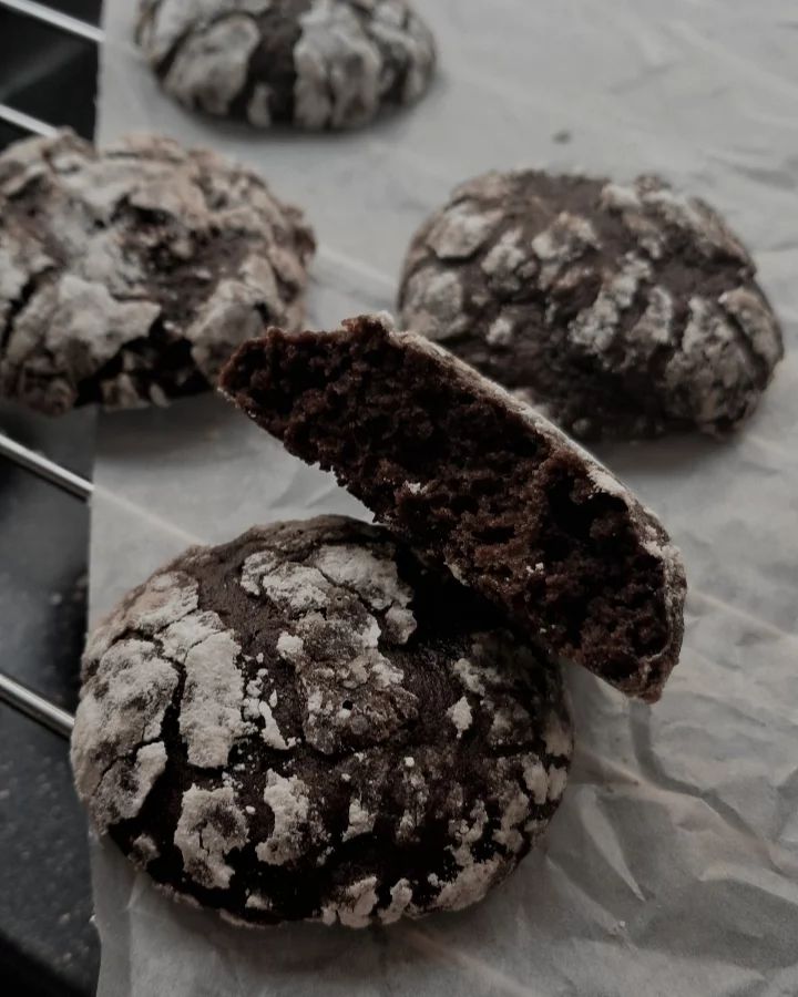 1733236471 864 نحوه تهیه کوکی ترک دار شکلاتی با پیمانه با بافت