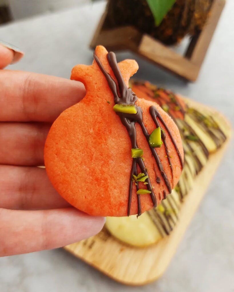 1734390664 56 نحوه تهیه بیسکویت یلدا با طعم کره‌ ای ساده و