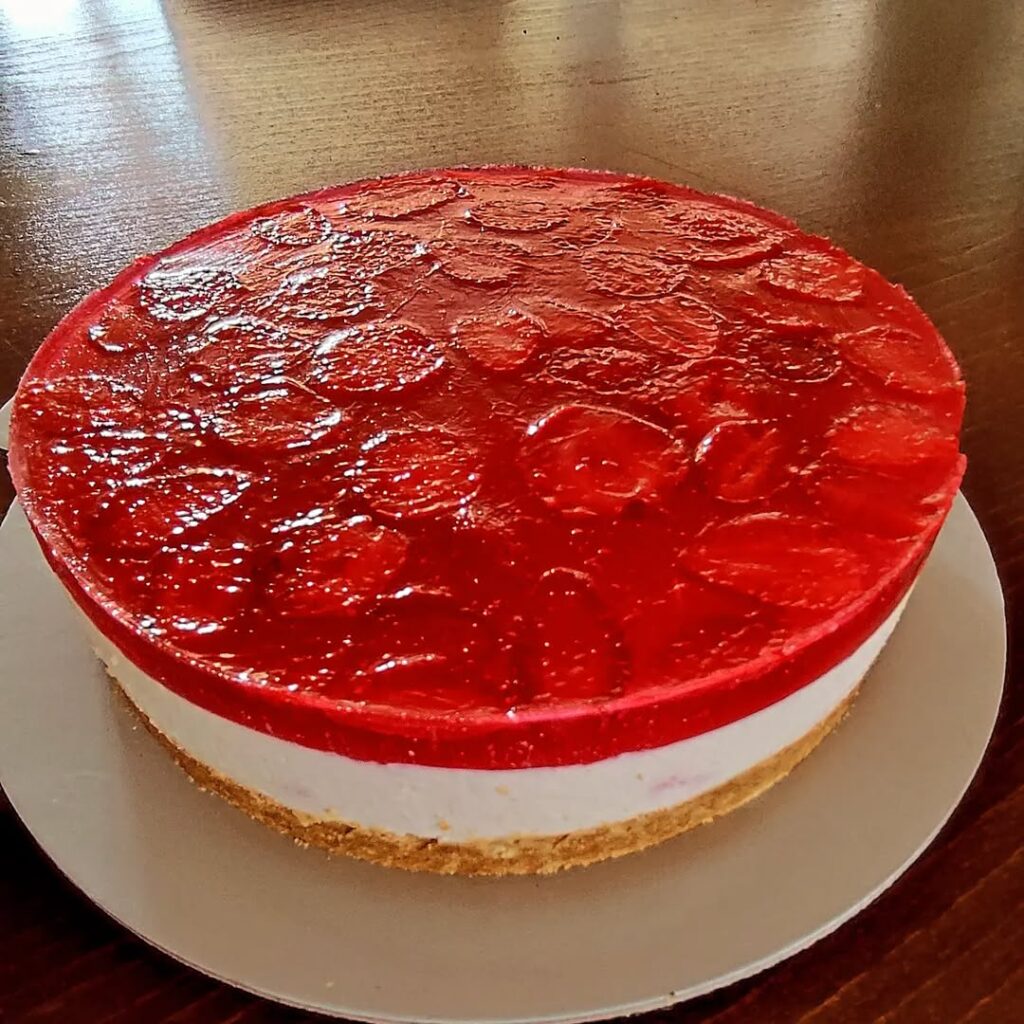 1734678958 134 نحوه تهیه چیز کیک توت فرنگی یخچالی با ساقه طلایی