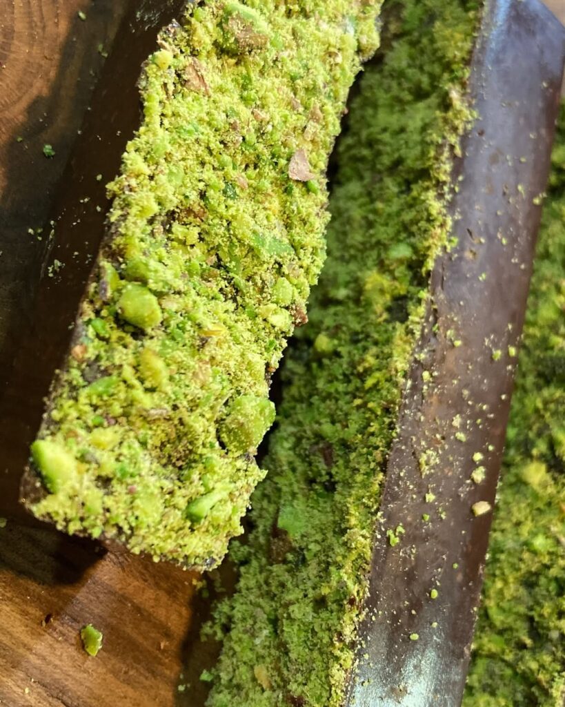 طرز تهیه شکلات دبی ترند با پسته و شعریه در خانه