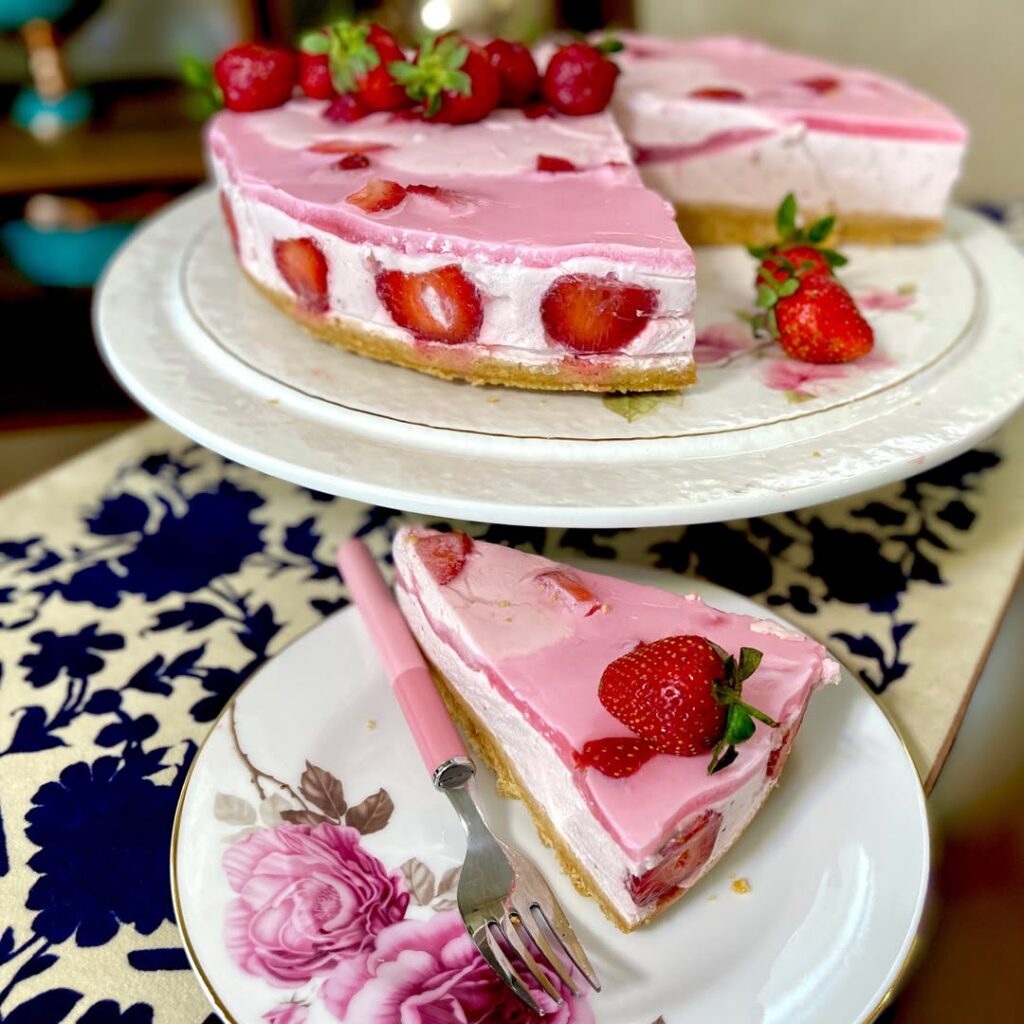 طرز تهیه چیز کیک توت فرنگی