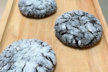 طرز تهیه کوکی ترک دار شکلاتی با پیمانه با بافت نرم و ترد