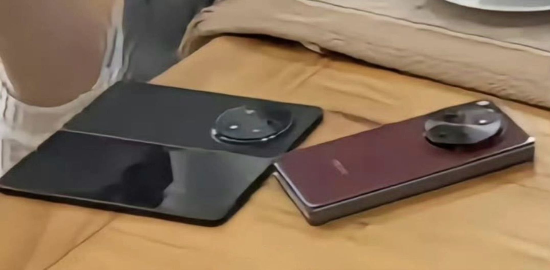 پنل پشتی گوشی تاشدنی اوپو فایند N5 در کنار اوپو فایند N3