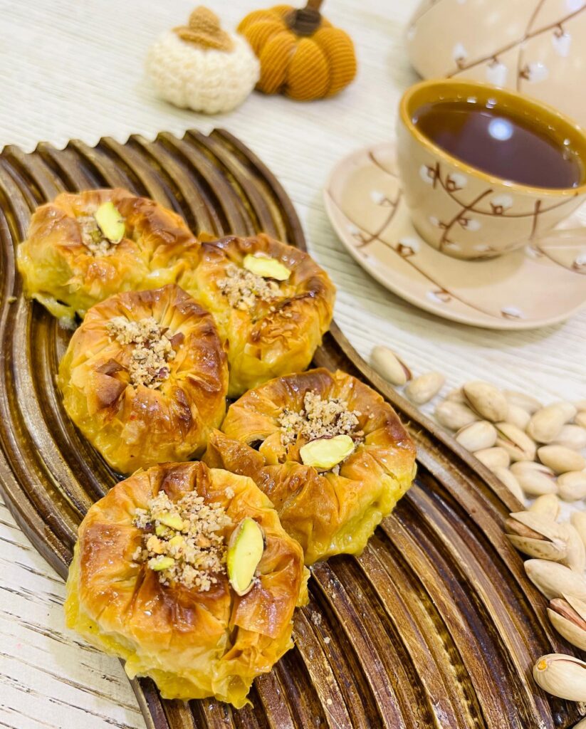 1741468497 493 نحوه تهیه باقلوا حلزونی باقلوا دو رنگبا فر و بدون