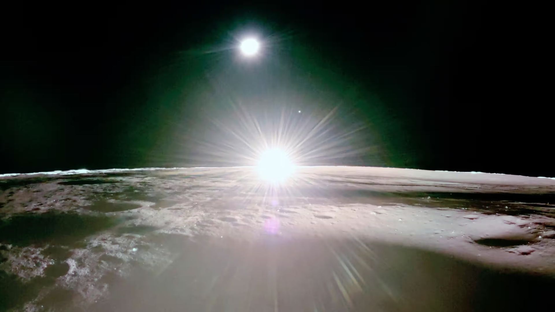 تصویری از غروب خورشید بر سطح ماه، ثبت‌شده توسط فرودگر بلو گوست، با زمین و زهره در پس‌زمینه