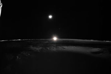 تصویری از غروب خورشید بر سطح ماه، ثبت‌شده توسط فرودگر بلو گوست، با زمین و زهره در پس‌زمینه