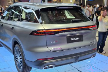 نمای سه‌چهارم عقب خودرو چری تیگو ۹