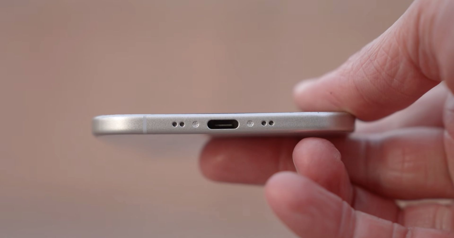 پورت USB-C گوشی آیفون ۱۷ ایر در دست یک کاربر از نمای نزدیک