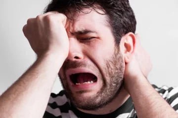 تنهایی گریه نکنید: رمز و راز اشک ریختن و همدلی کردن