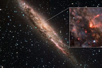 عکس شگفت‌انگیز سیاه‌چاله‌ای کلان‌جرم در حال پرتاب جریان مواد به فضای میان‌ستاره‌ای