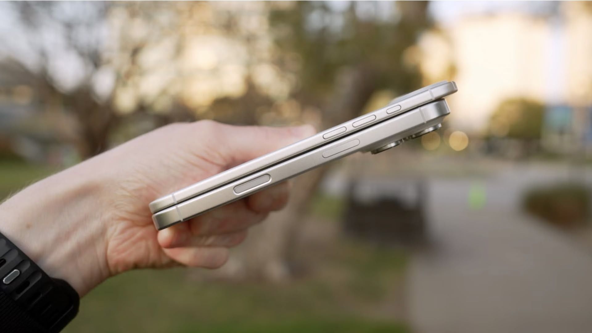 فریم جانبی گوشی آیفون ۱۷ ایر و ایفون ۱۶ پرو مکس در دست یک کاربر