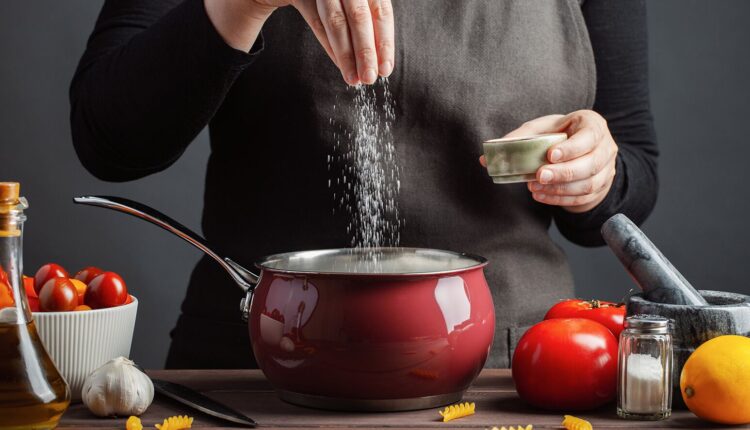 نمک ریختن در ظرف پخت و پز
