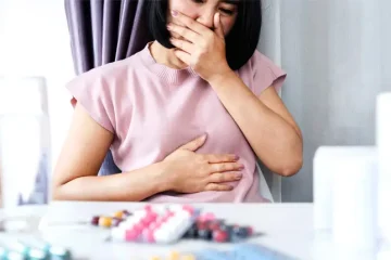 دست جلوی دهان دارو روی میز