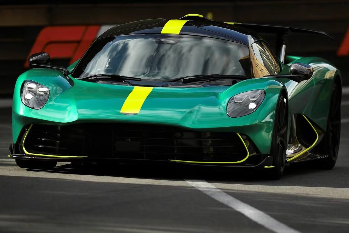 خودرو جنجالی استون مارتین والهالا با رانندگی قهرمان فرمول یک به‌نمایش درآمد