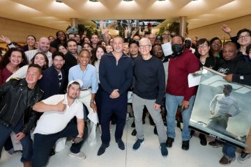 به‌مناسبت اکران فیلم F1؛ حضور غیرمنتظره برد پیت در فروشگاه معروف اپل