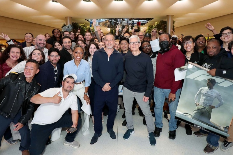 به‌مناسبت اکران فیلم F1؛ حضور غیرمنتظره برد پیت در فروشگاه معروف اپل